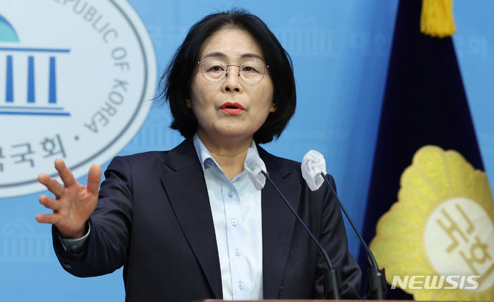 [서울=뉴시스] 추상철 기자 = 유승희 전 더불어민주당 의원이 1일 오전 서울 여의도 국회에서 더불어민주당 탈당 선언 기자회견을 하고 있다. 2024.02.01. scchoo@newsis.com