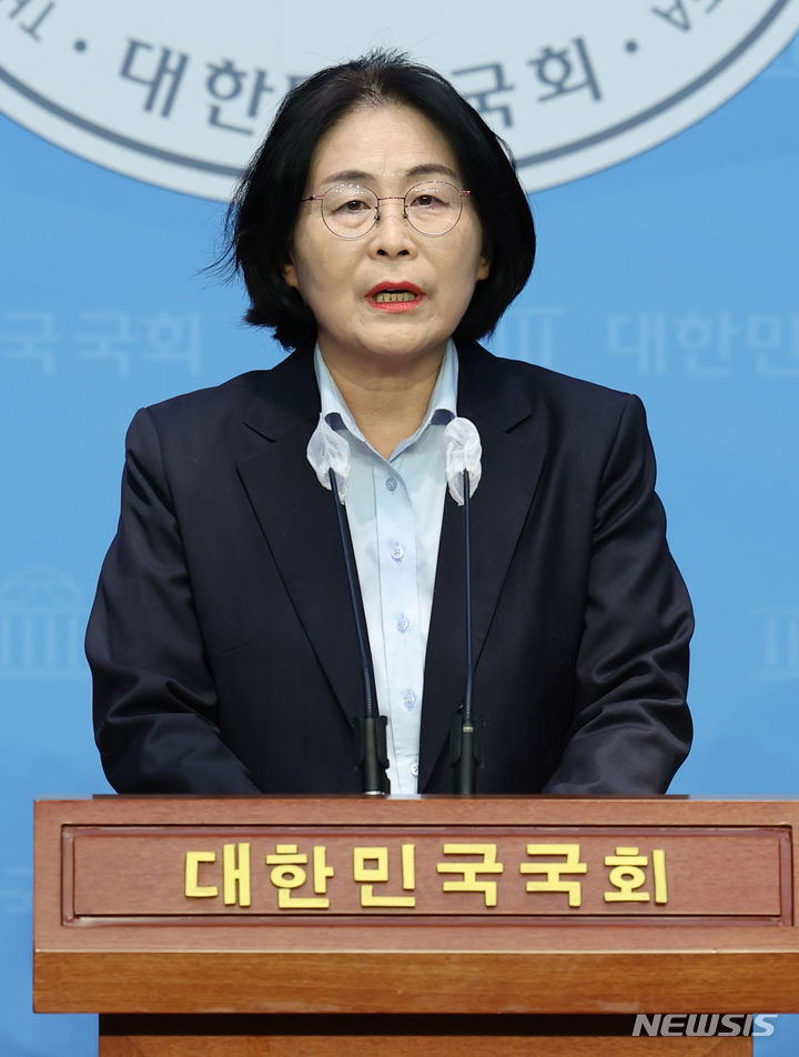 [서울=뉴시스] 추상철 기자 = 유승희 전 더불어민주당 의원이 1일 오전 서울 여의도 국회에서 더불어민주당 탈당 선언 기자회견을 하고 있다. 2024.02.01. scchoo@newsis.com