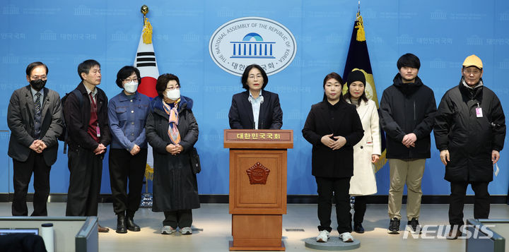 [서울=뉴시스] 추상철 기자 = 유승희 전 더불어민주당 의원이 1일 오전 서울 여의도 국회에서 더불어민주당 탈당 선언 기자회견을 하고 있다. 2024.02.01. scchoo@newsis.com