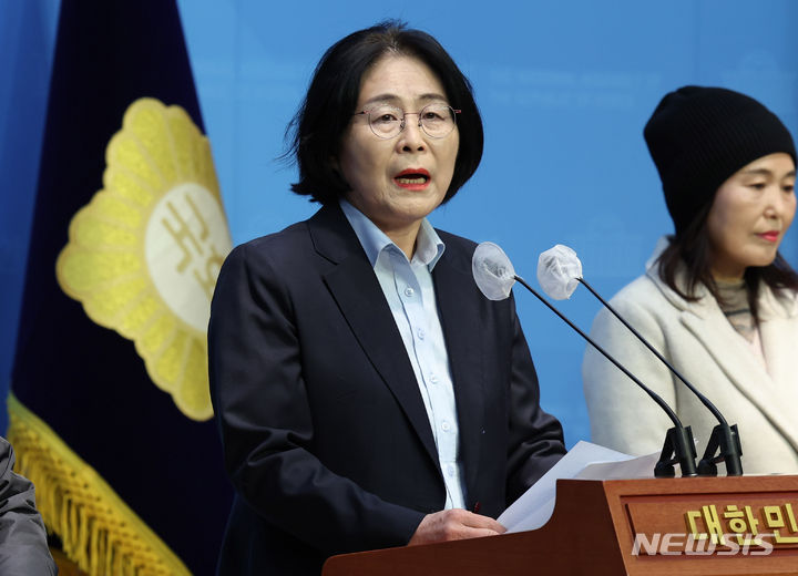 [서울=뉴시스] 추상철 기자 = 유승희 전 더불어민주당 의원이 1일 오전 서울 여의도 국회에서 더불어민주당 탈당 선언 기자회견을 하고 있다. 2024.02.01. scchoo@newsis.com