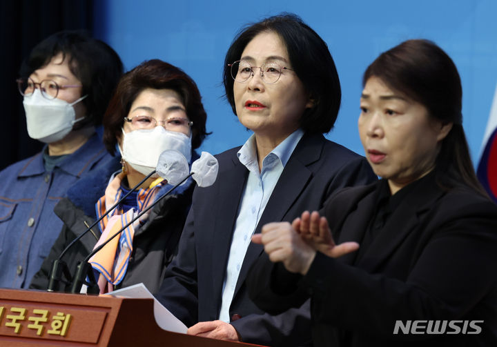 [서울=뉴시스] 추상철 기자 = 유승희 전 더불어민주당 의원이 1일 오전 서울 여의도 국회에서 더불어민주당 탈당 선언 기자회견을 하고 있다. 2024.02.01. scchoo@newsis.com