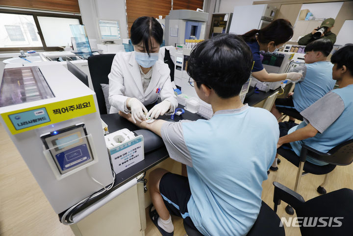 [서울=뉴시스] 김진아 기자 = 1일 오전 서울 영등포구 서울지방병무청 제1병역판정검사장에서 열린 2024년도 첫 병역판정검사에서 검사 대상자들이 혈액 검사를 받고 있다. 2024.02.01. bluesoda@newsis.com