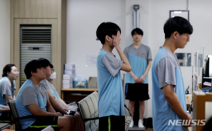 [서울=뉴시스] 김진아 기자 = 1일 오전 서울 영등포구 서울지방병무청 제1병역판정검사장에서 열린 2024년도 첫 병역판정검사에서 검사 대상자들이 시력검사를 받고 있다. 2024.02.01. bluesoda@newsis.com