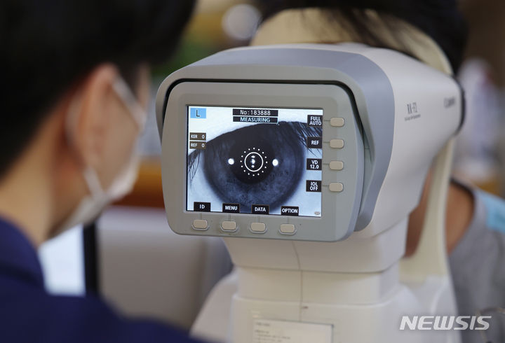 [서울=뉴시스] 김진아 기자 = 1일 오전 서울 영등포구 서울지방병무청 제1병역판정검사장에서 열린 2024년도 첫 병역판정검사에서 검사 대상자들이 안구검사를 받고 있다. 2024.02.01. bluesoda@newsis.com