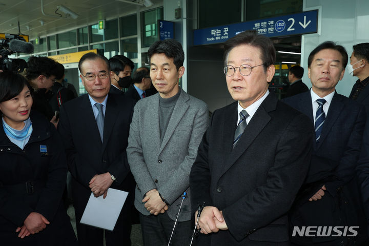 [서울=뉴시스] 홍효식 기자 = 이재명 더불어민주당 대표가 1일 서울 구로구 신도림역을 방문해 도심철도 지하화 공약 발표에 앞서 지상 철로를 살펴보고 있다. (공동취재) 2024.02.01. yesphoto@newsis.com