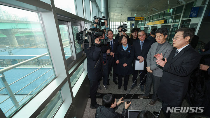 [서울=뉴시스] 홍효식 기자 = 이재명 더불어민주당 대표가 1일 서울 구로구 신도림역을 방문해 도심철도 지하화 공약 발표에 앞서 지상 철로를 살펴보고 있다. (공동취재) 2024.02.01. yesphoto@newsis.com