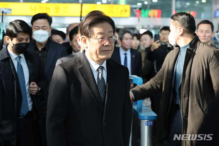 [서울=뉴시스] 홍효식 기자 = 이재명 더불어민주당 대표가 1일 서울 구로구 신도림역을 방문해 도심철도 지하화 공약 발표에 앞서 지상 철로를 살펴보고 있다. (공동취재) 2024.02.01. yesphoto@newsis.com