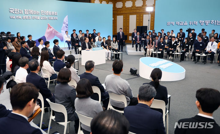 [성남=뉴시스] 전신 기자 = 윤석열 대통령이 1일 경기 성남 분당서울대학교병원에서 생명과 지역을 살리는 의료개혁 주제로 열린 여덟 번째 국민과 함께하는 민생토론회에서 발언하고 있다. 2024.02.01. photo1006@newsis.com