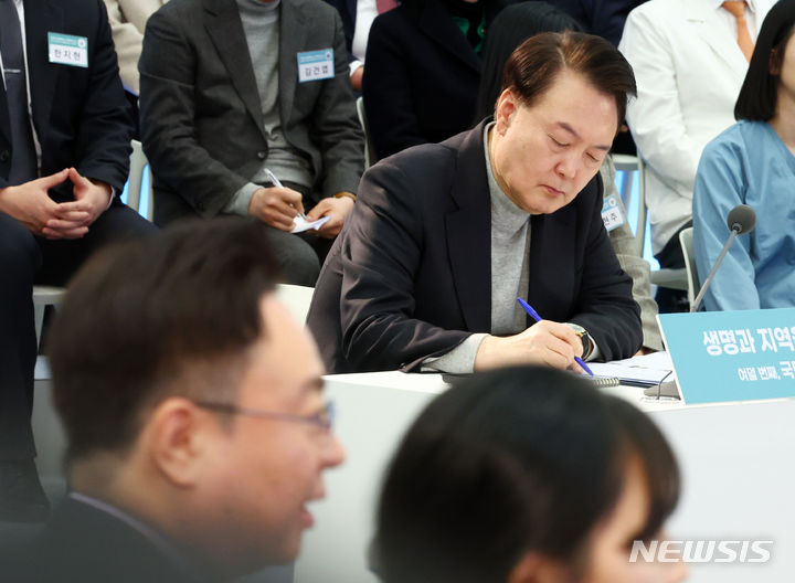 [성남=뉴시스] 전신 기자 = 윤석열 대통령이 1일 경기 성남 분당서울대학교병원에서 생명과 지역을 살리는 의료개혁 주제로 열린 여덟 번째 국민과 함께하는 민생토론회에서 조규홍 보건복지부 장관의 '의료인력 확충, 지역의료 강화, 의료사고 안전망 구축, 보상체계 공정성 제고' 등 4대 정책 패키지 세부 방안에 대한 발표를 듣고 있다. 2024.02.01. photo1006@newsis.com