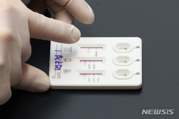 [서울=뉴시스] 김진아 기자 =&nbsp; 1일 오전 서울 영등포구 서울지방병무청 제1병역판정검사장에서 임상병리사가 소변을 검체로 간이 검사 키트를 활용해 마약 검사를 하고 있다. 올해 하반기부터 입영 판정검사 대상자와 현역병 모집 신체검사 대상자 전원이 마약 검사를 받는다. (공동취재) 2024.02.01. photo@newsis.com