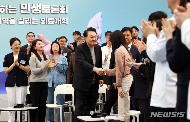 [성남=뉴시스] 전신 기자 = 윤석열 대통령이 1일 경기 성남 분당서울대학교병원에서 생명과 지역을 살리는 의료개혁 주제로 열린 여덟 번째 국민과 함께하는 민생토론회에 입장하며 참석자들과 인사하고 있다. 2024.02.01. photo1006@newsis.com