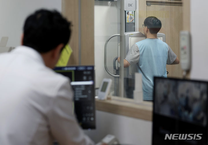 [서울=뉴시스] 김진아 기자 = 1일 오전 서울 영등포구 서울지방병무청 제1병역판정검사장에서 열린 2024년도 첫 병역판정검사에서 검사 대상자들이 방사선 검사를 받고 있다. 2024.02.01. bluesoda@newsis.com