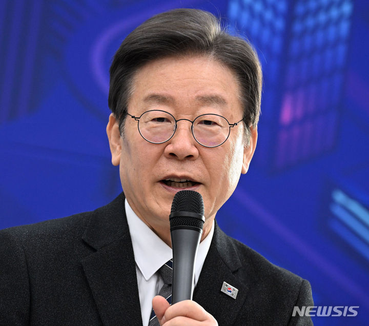 [서울=뉴시스] 홍효식 기자 = 이재명 더불어민주당 대표가 1일 서울 구로구 신도림역을 찾아 도심철도 지하화 공약을 발표하고 있다. (공동취재) 2024.02.01. yesphoto@newsis.com