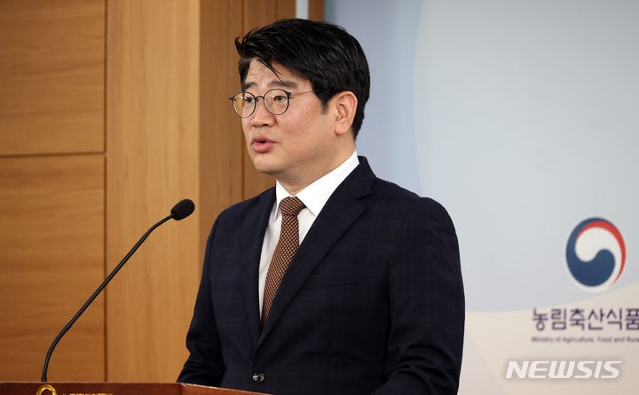 [세종=뉴시스] 강종민 기자 = 권재한 농림축산식품부 농업혁신정책실장이 지난 1일 세종시 정부세종청사에서 한식 산업 글로벌 경쟁력 강화 전략을 발표하고 있다. 2024.02.02. ppkjm@newsis.com