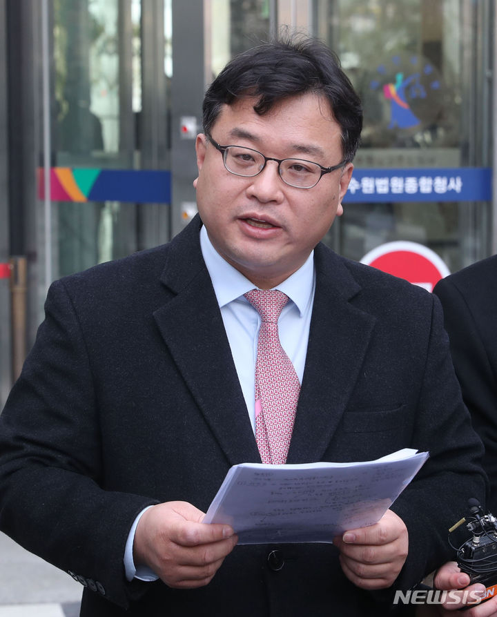 [수원=뉴시스] 김종택 기자 = 김기윤 경기도교육감 고문변호사가 1일 오전 경기 수원시 영통구 수원지방법원에서 취재진의 질문에 답하고 있다. 이날 '주호민 아들 아동학대' 혐의로 기소된 특수교사가 1심에서 벌금 200만원 선고유예를 받았다. (공동취재) 2024.02.01. photo@newsis.com