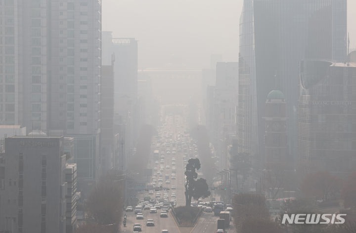 [서울=뉴시스] 김명년 기자 = 서울에 초미세먼지 주의보가 발령된 지난1일 오전 서울 서초구 서초역 반포대로 일대가 뿌옇다. 2024.02.01. kmn@newsis.com