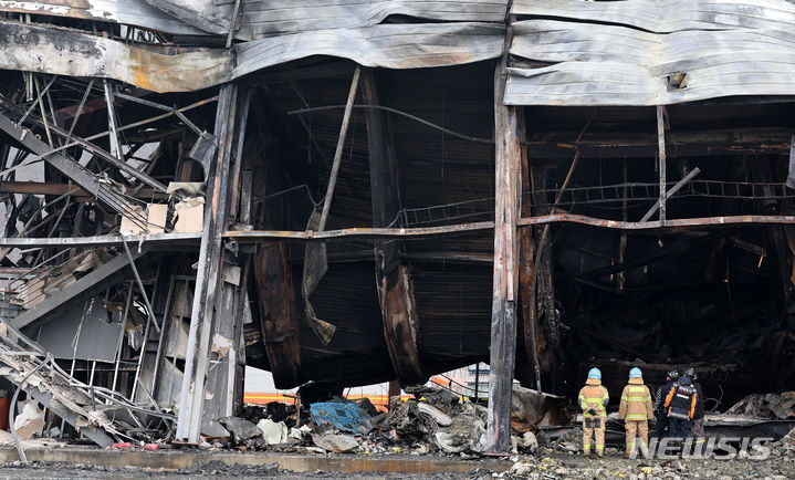 [문경=뉴시스] 이무열 기자 = 1일 오전 경북 문경시 신기동의 한 육가공업체 공장 화재 현장에서 구조기술자와 소방관들이 건물 구조 안전진단을 하고 있다. 2024.02.01. lmy@newsis.com