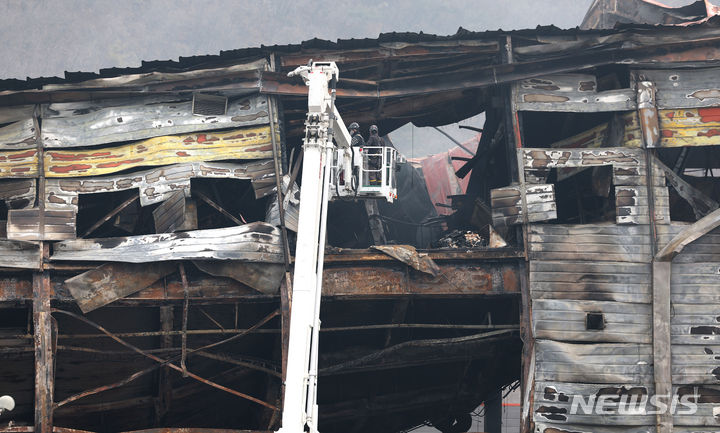 [문경=뉴시스] 이무열 기자 = 1일 오전 경북 문경시 신기동의 한 육가공업체 공장 화재 현장에서 구조기술자와 소방관들이 건물 구조 안전진단을 하고 있다. 2024.02.01. lmy@newsis.com