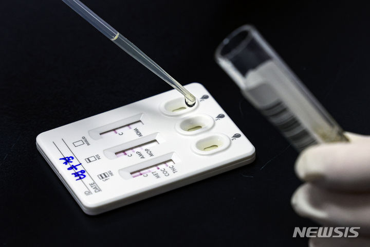 [서울=뉴시스] 김진아 기자 =&nbsp; 1일 오전 서울 영등포구 서울지방병무청 제1병역판정검사장에서 임상병리사가 소변을 검체로 간이 검사 키트를 활용해 마약 검사를 하고 있다. 올해 하반기부터 입영 판정검사 대상자와 현역병 모집 신체검사 대상자 전원이 마약 검사를 받는다. (공동취재) 2024.02.01. photo@newsis.com