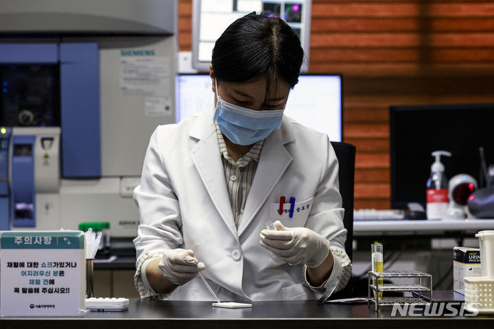 [서울=뉴시스] 김진아 기자 =&nbsp; 1일 오전 서울 영등포구 서울지방병무청 제1병역판정검사장에서 임상병리사가 소변을 검체로 간이 검사 키트를 활용해 마약 검사를 하고 있다. 올해 하반기부터 입영 판정검사 대상자와 현역병 모집 신체검사 대상자 전원이 마약 검사를 받는다. (공동취재) 2024.02.01. photo@newsis.com