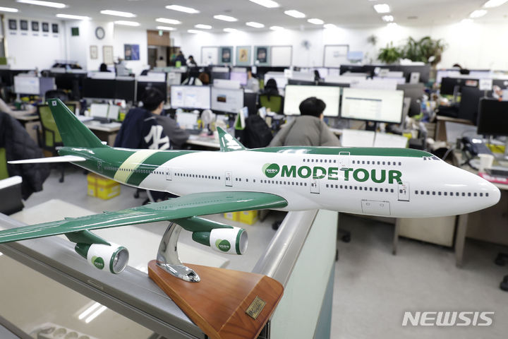 [서울=뉴시스] 최동준 기자 = 1일 서울 중구 모두투어에서 직원들이 업무를 보고 있다. 여행업계는 설 연휴를 맞아 할인 기획전을 진행한다. 모두투어에 따르면 올해 설 연휴 기간 해외여행 예약 건수는 전년 동기 대비 78% 증가했고 해당 기간의 항공 보유석 기준 판매율은 90% 수준이다. 2024.02.01. photocdj@newsis.com