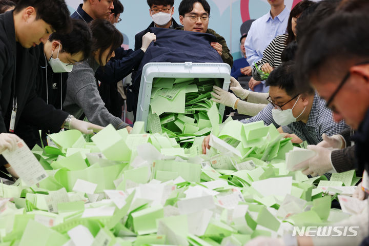 [서울=뉴시스] 최진석 기자 = 1일 서울 종로구 서울시선관위 대회의실에서 열린 제22대 국회의원선거 대비 모의개표(수검표) 실습에서 서울시 서관위 관계자들이 비례국선 투표지 수작업 개표를 하고 있다. 2024.02.01. myjs@newsis.com