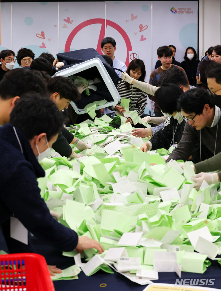 [서울=뉴시스] 최진석 기자 = 1일 서울 종로구 서울시선관위 대회의실에서 열린 제22대 국회의원선거 대비 모의개표(수검표) 실습에서 서울시 서관위 관계자들이 비례국선 투표지 수작업 개표를 하고 있다. 2024.02.01. myjs@newsis.com