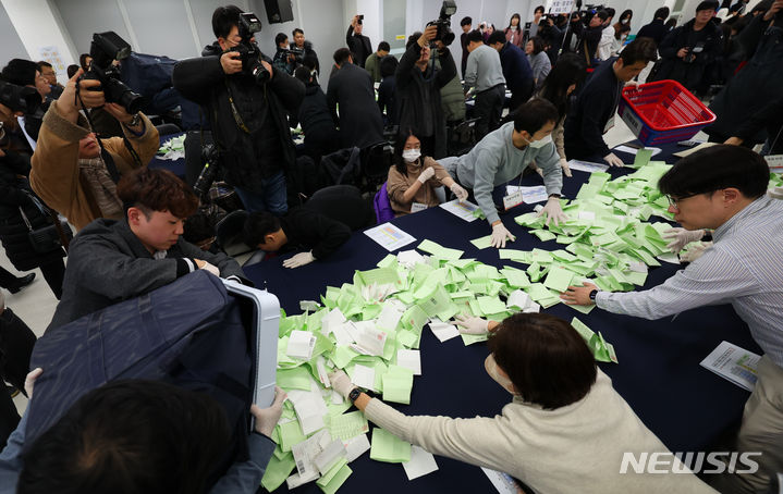 [서울=뉴시스] 최진석 기자 = 1일 서울 종로구 서울시선관위 대회의실에서 열린 제22대 국회의원선거 대비 모의개표(수검표) 실습에서 서울시 서관위 관계자들이 비례국선 투표지 수작업 개표를 하고 있다. 2024.02.01. myjs@newsis.com