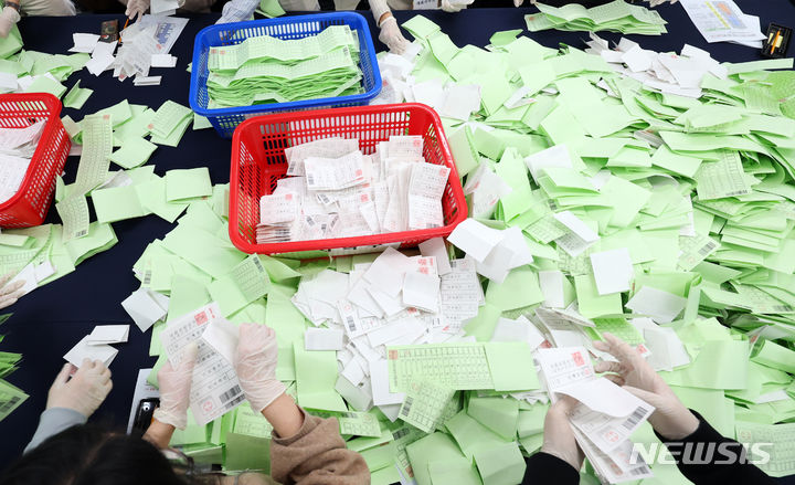 [서울=뉴시스] 최진석 기자 = 1일 서울 종로구 서울시선관위 대회의실에서 열린 제22대 국회의원선거 대비 모의개표(수검표) 실습에서 서울시 서관위 관계자들이 비례국선 투표지 수작업 개표를 하고 있다. 2024.02.01. myjs@newsis.com