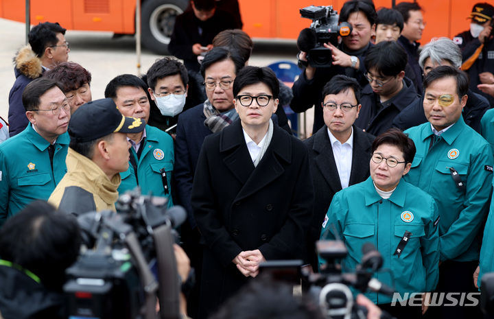 [문경=뉴시스] 이무열 기자 = 한동훈 국민의힘 비상대책위원장이 1일 오후 경북 문경시 신기동의 한 육가공업체 공장 화재 현장을 찾아 브리핑을 받고 있다. 2024.02.01. lmy@newsis.com