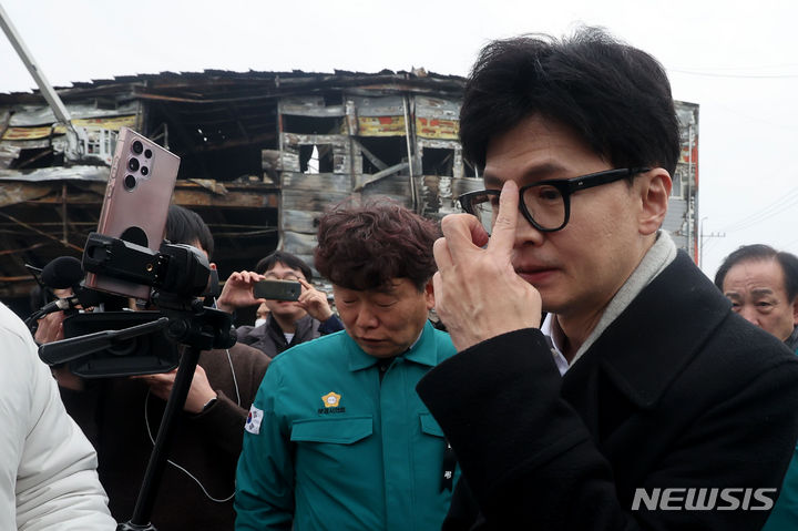 [문경=뉴시스] 이무열 기자 = 한동훈 국민의힘 비상대책위원장이 1일 오후 경북 문경시 신기동의 한 육가공업체 공장 화재 현장을 찾아 피해 상황을 점검하고 있다. (공동취재) 2024.02.01. photo@newsis.com
