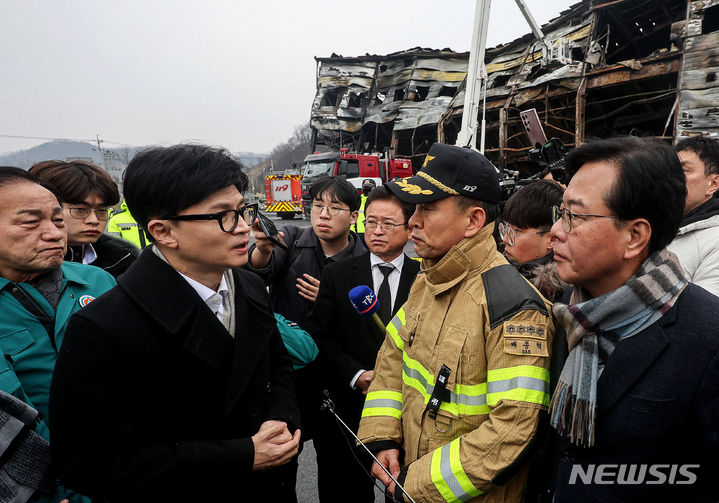 [문경=뉴시스] 이무열 기자 = 한동훈 국민의힘 비상대책위원장이 1일 오후 경북 문경시 신기동의 한 육가공업체 공장 화재 현장을 찾아 피해 상황을 점검하고 있다. (공동취재) 2024.02.01. photo@newsis.com