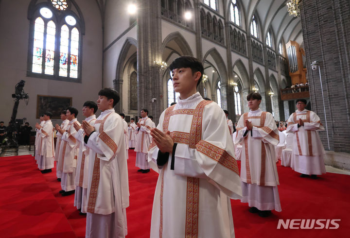 [서울=뉴시스] 사진공동취재단 = 1일 서울 중구 명동대성당에서 교구장 정순택 대주교의 집전으로 2024년 서울대교구 부제 서품식이 거행되고 있다. 이날 부제 서품식에서는 수품 대상자 25명이 부제수품을 받았다. 2024.02.01. photo@newsis.com