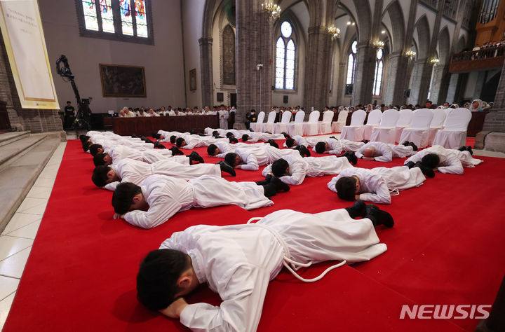 [서울=뉴시스] 사진공동취재단 = 2024년 천주교 서울대교구 부제 서품식이 열린 1일 서울 중구 명동대성당에서 25명의 부제 수품자들이 부복 기도를 올리고 있다. 부복 기도는 세상에서 가장 낮은 이가 돼 하느님을 경배하겠다는 다짐을 상징한다. 2024.02.01. photo@newsis.com
