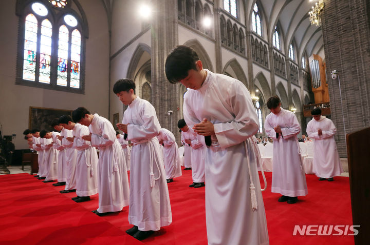 [서울=뉴시스] 사진공동취재단 = 1일 서울 중구 명동대성당에서 교구장 정순택 대주교의 집전으로 2024년 서울대교구 부제 서품식이 거행되고 있다. 이날 부제 서품식에서는 수품 대상자 25명이 부제수품을 받았다. 2024.02.01. photo@newsis.com