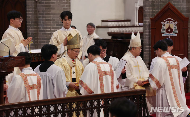 [서울=뉴시스] 사진공동취재단 = 1일 서울 중구 명동대성당에서 열린 2024년 천주교 서울대교구 부제 서품식에서 정순택 대주교를 비롯한 교구 주교·사제단이 부제 수품자들에게 복음집을 수여하고 있다. 2024.02.01. photo@newsis.com