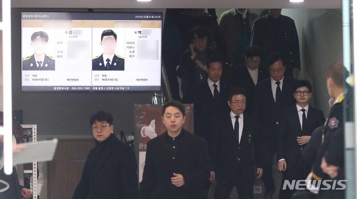 [문경=뉴시스] 고범준 기자 = 한동훈 국민의힘 비상대책위원장이 1일 경북 문경 육가공공장 화재 현장에서 순직한 소방대원 2명의 빈소가 마련된 경북 문경시 산양면 문경장례식장에서 조문을 마치고 나서고 있다. (공동취재) 2024.02.01. photo@newsis.com