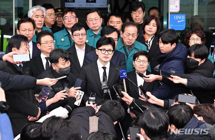 [문경=뉴시스] 고범준 기자 = 국민의힘 한동훈 비상대책위원장이 1일 오후 경북 문경시 산양면 문경장례식장에서 육가공공장 화재현장에 투입됐다 순직한 구조대원의 조문을 마친 뒤 기자들의 질문에 답하고 있다. (공동취재) 2024.02.01. photo@newsis.com