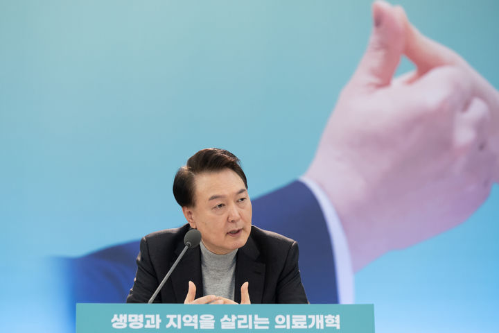 [성남=뉴시스] 윤석열 대통령이 1일 경기 성남 분당서울대학교병원 헬스케어혁신파크에서 생명과 지역을 살리는 의료개혁 주제로 열린 여덟 번째 국민과 함께하는 민생토론회에서 발언하고 있다. (사진=대통령실 제공) 2024.02.01. photo@newsis.com *재판매 및 DB 금지