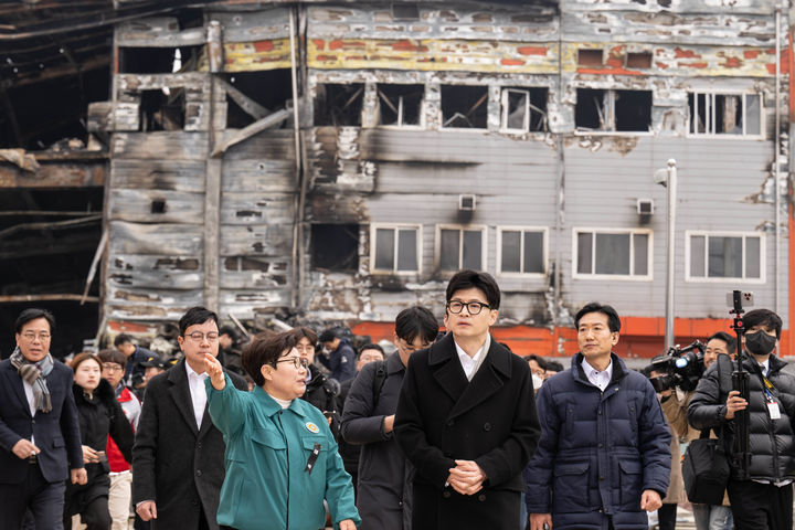 [문경=뉴시스] 이무열 기자 = 한동훈 국민의힘 비상대책위원장이 1일 오후 경북 문경시 신기동의 한 육가공업체 공장 화재 현장을 찾아 임이자 의원 설명을 듣고 있다. (공동취재) 2024.02.01. photo@newsis.com *재판매 및 DB 금지