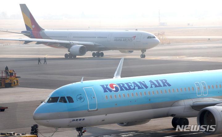 [서울=뉴시스] 김선웅 기자 = 1일 서울 강서구 김포국제공항 활주로에 대한항공과 아시아나 항공기가 오가고 있다. 2024.02.01. mangusta@newsis.com