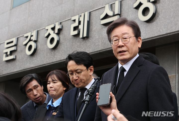 [문경=뉴시스] 고범준 기자 = 경상북도 문경시 신기동의 한 육가공공장 화재 현장에서 2명의 소방관이 고립돼 순직한 1일 오후 이재명 더불어민주당 대표가 숨진 소방관들의 빈소가 마련된 문경장례식장을 찾아 조문을 마친 뒤 취재진 질문에 답하고 있다. (공동취재) 2024.02.01. photo@newsis.com