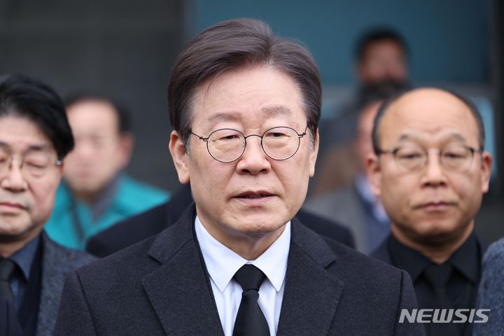 [문경=뉴시스] 고범준 기자 = 경상북도 문경시 신기동의 한 육가공공장 화재 현장에서 2명의 소방관이 고립돼 순직한 1일 오후 이재명 더불어민주당 대표가 숨진 소방관들의 빈소가 마련된 문경장례식장을 찾아 조문을 마친 뒤 취재진 질문에 답하고 있다. (공동취재) 2024.02.01. photo@newsis.com