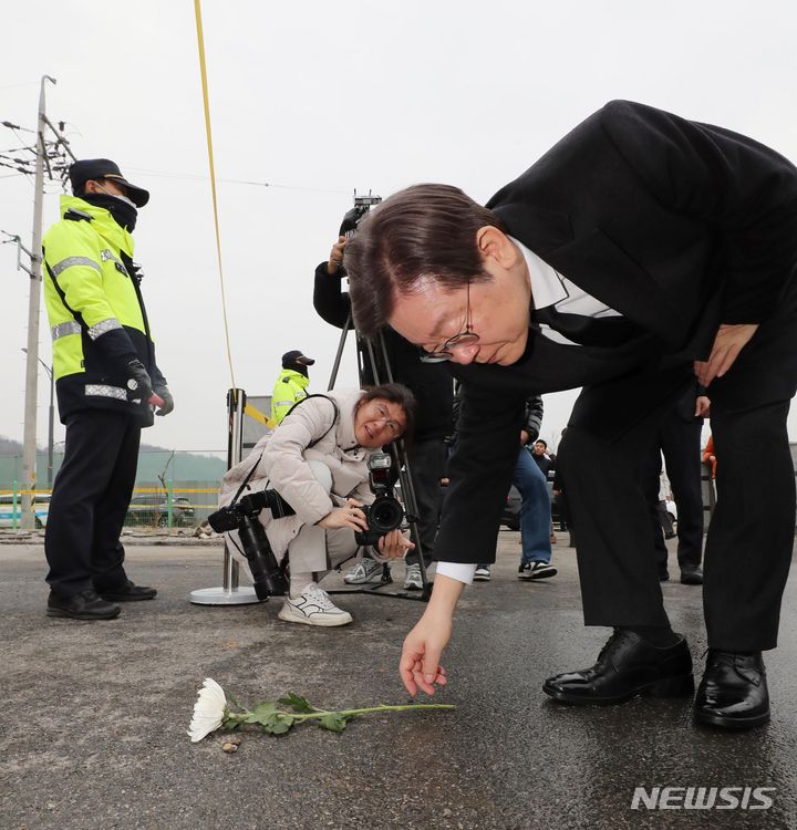 [문경=뉴시스] 이무열 기자 = 이재명 더불어민주당 대표가 1일 오후 경북 문경 육가공공장 화재 현장에서 국화꽃을 헌화하고 있다. (공동취재) 2024.02.01. photo@newsis.com