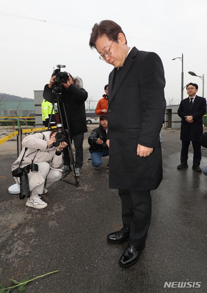 [문경=뉴시스] 이무열 기자 = 이재명 더불어민주당 대표가 1일 오후 경북 문경 육가공공장 화재 현장에서 국화꽃을 헌화한 뒤 묵념하고 있다. (공동취재) 2024.02.01. photo@newsis.com