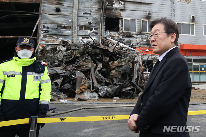 [문경=뉴시스] 이무열 기자 = 이재명 더불어민주당 대표가 1일 오후 경북 문경시 신기동 육가공업체 공장 화재 현장을 찾아 순직 소방관을 애도한 뒤 비통한 표정으로 현장을 살펴보고 있다. (공동취재) 2024.02.01. photo@newsis.com