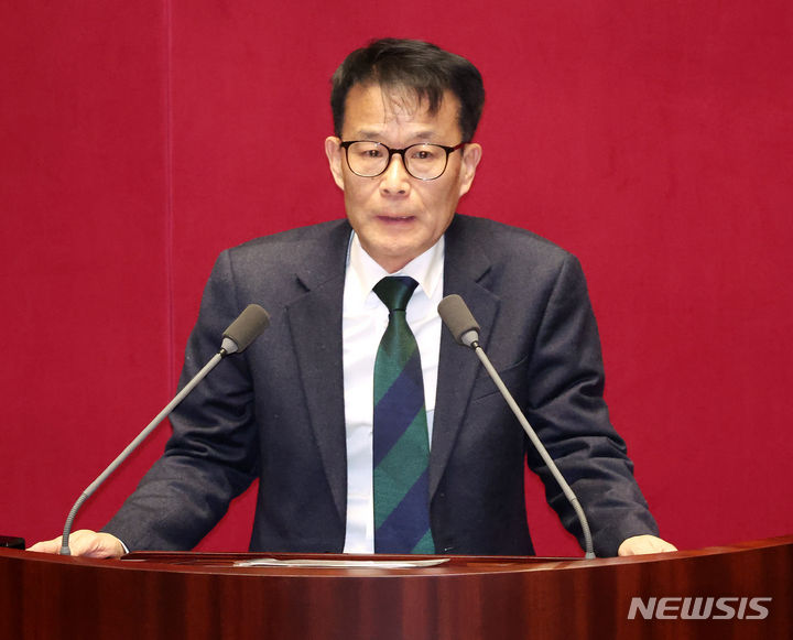 [서울=뉴시스] 추상철 기자 = 양경규 전 녹색정의당 의원이 지난 2024년 2월 1일 오후 서울 여의도 국회 본회의장에서 열린 제412회국회(임시회) 제2차 본회의에서 인사말을 하고 있다. 2024.02.01. scchoo@newsis.co