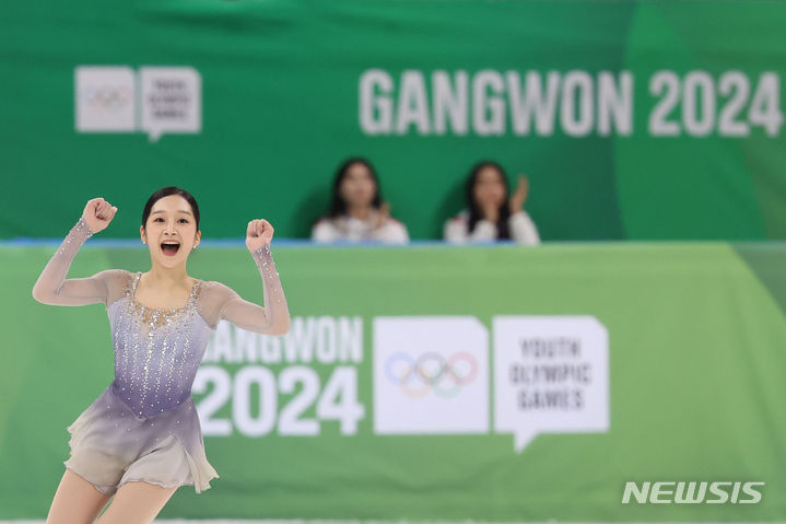 [강릉=뉴시스] 권창회 기자 = 1일 오후 강원 강릉 올림픽파크 아이스아레나에서 열린 2024 강원동계청소년올림픽 대회 피겨 단체 여자 싱글 프리 스케이팅 경기, 대한민국 신지아가 연기를 마치고 기뻐하고 있다. 2024.02.01. kch0523@newsis.com