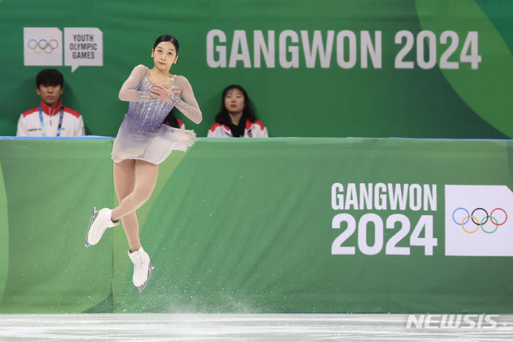 [강릉=뉴시스] 권창회 기자 = 1일 오후 강원 강릉 올림픽파크 아이스아레나에서 열린 2024 강원동계청소년올림픽 대회 피겨 단체 여자 싱글 프리 스케이팅 경기, 대한민국 신지아가 연기를 펼치고 있다. 2024.02.01. kch0523@newsis.com