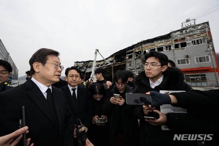 [문경=뉴시스] 이무열 기자 = 이재명 더불어민주당 대표가 1일 경북 문경시 신기제2일반산업단지의 육가공 공장 화재 현장을 둘러보고 취재진의 질문에 답하고 있다. (공동취재) 2024.02.01. photo@newsis.com